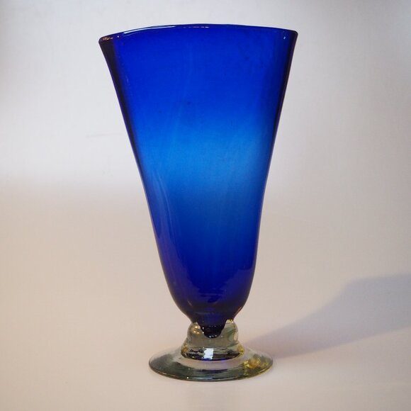 💙 Vintage Hand-Blown Art Glass Cobalt Fan Vase - Picture 5 of 10